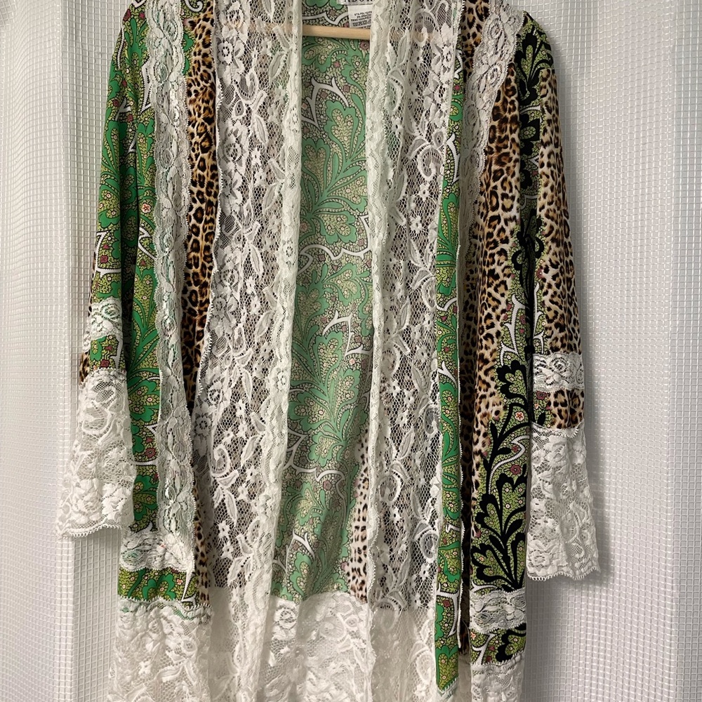 Lounge robe. Lots of lace.